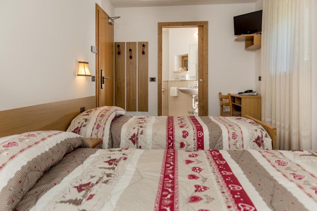 Hotel Garni Lastei Pozza di Fassa Ngoại thất bức ảnh
